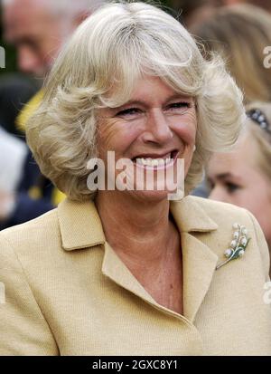 Camilla, Herzogin von Cornwall, lächelt an ihrem 60. Geburtstag, als sie das Dorf Bromham in Wiltshire in England besucht. Stockfoto