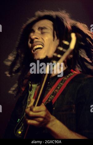 Bob Marley spielt während des Gigs auf der Bühne seine Gitarre Stockfoto