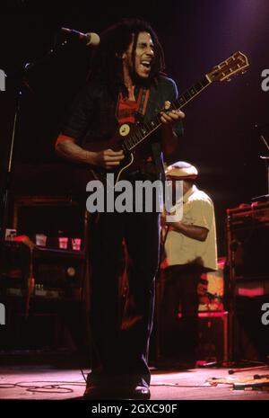 Bob Marley spielt während des Gigs auf der Bühne seine Gitarre Stockfoto