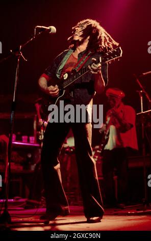 Bob Marley spielt während des Gigs auf der Bühne seine Gitarre Stockfoto