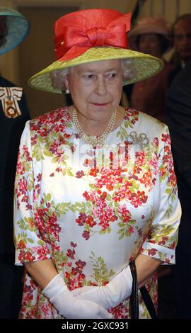 Königin Elizabeth ll kommt am 20. Juli 2007 zum Mittagessen in den Winter Gardens in Weston-super-Mare an. Stockfoto