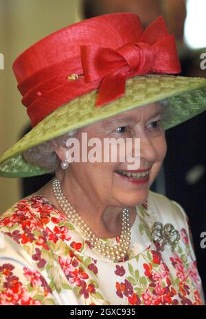 Königin Elizabeth ll kommt am 20. Juli 2007 zum Mittagessen in den Winter Gardens in Weston-super-Mare an. Stockfoto