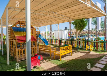 Große hölzerne Klettergerüst Struktur in einen Kinderspielplatz von Luxus Hotel Stockfoto