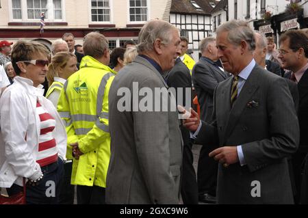 Prinz Charles, Prinz von Wales, chattet mit Mitgliedern der Öffentlichkeit in der kürzlich überfluteten Stadt Upton upon Severn in Worcestershire. Stockfoto