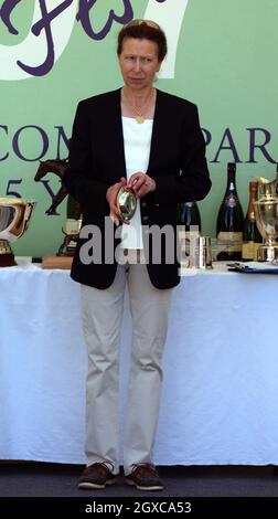 Prinzessin Anne, die Prinzessin Royal, verleiht beim Festival of British Eventing im Gatcombe Park Preise. Stockfoto