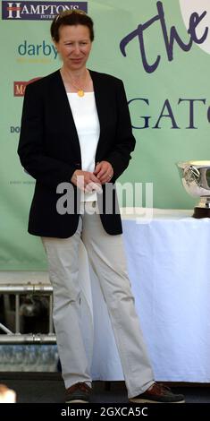 Prinzessin Anne, die Prinzessin Royal, verleiht beim Festival of British Eventing im Gatcombe Park Preise. Stockfoto