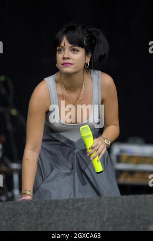 Lily Allen spielt live auf der Bühne beim V 2007 Festival im Hylands Park Chelmsford. Stockfoto