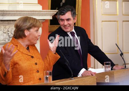 Der britische Premierminister Gordon Brown trifft die deutsche Bundeskanzlerin Angela Merkel in der Downing Street in London. Stockfoto