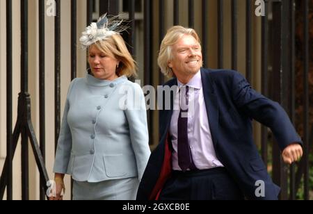 Sir Richard Branson und seine Frau Joan Branson kommen zum 10. Jahrestag der Gedenkfeier für Diana, Prinzessin von Wales, in der Guards Chapel in London an. Stockfoto