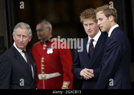 Prinz William und Prinz Harry mit ihrem Vater, Prinz Charles, Prinz von Wales, beim Gottesdienst, um das Leben von Diana, Prinzessin von Wales, in der Guards Chapel in London zu feiern. Stockfoto