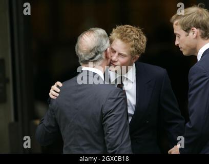 Prinz William und Prinz Harry grüßen ihren Vater, Prinz Charles, Prinz von Wales, beim Gottesdienst, um das Leben von Diana, Prinzessin von Wales, in der Guards Chapel in London zu feiern. Stockfoto