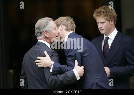 Prinz William und Prinz Harry grüßen ihren Vater, Prinz Charles, Prinz von Wales, beim Gottesdienst, um das Leben von Diana, Prinzessin von Wales, in der Guards Chapel in London zu feiern. Stockfoto