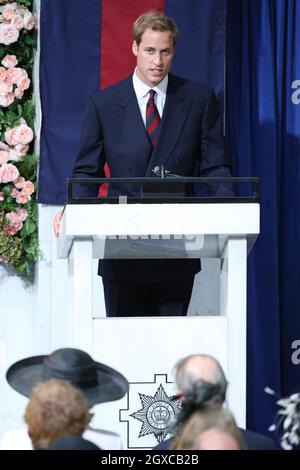 Prinz William liest aus einem Rednerpult während des Erntedankgottesdienstes für das Leben von Diana, Prinzessin von Wales, in der Guards' Chapel, London. Prinz William und Prinz Harry organisierten den Erntedankgottesdienst, um dem Leben ihrer Mutter am zehnten Todestag zu gedenken. Stockfoto