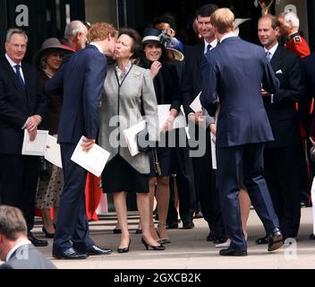 Prinz Harry, umgeben von Mitgliedern der königlichen Familie, begrüßt Prinzessin Anne, Prinzessin Royal, mit einem Kuss beim Gottesdienst, um das Leben von Prinzessin Diana, Prinzessin von Wales, in der Guards Chapel in London zu feiern. Stockfoto