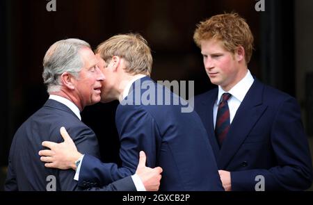 Prinz William und Prinz Harry grüßen ihren Vater, Prinz Charles, Prinz von Wales, beim Gottesdienst, um das Leben von Prinzessin Diana, Prinzessin von Wales, in der Guards Chapel in London zu feiern. Stockfoto