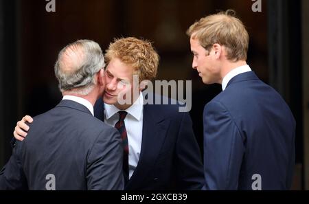 Prinz William und Prinz Harry grüßen ihren Vater, Prinz Charles, Prinz von Wales, beim Gottesdienst, um das Leben von Prinzessin Diana, Prinzessin von Wales, in der Guards Chapel in London zu feiern. Stockfoto