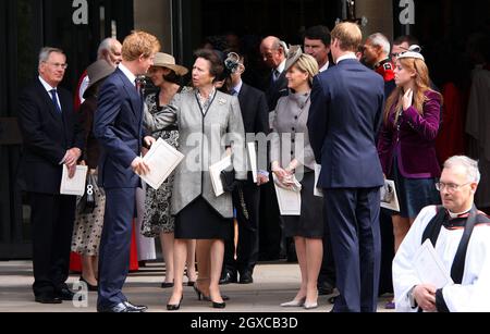 Prinz Harry, umgeben von Mitgliedern der königlichen Familie, begrüßt Prinzessin Anne, Prinzessin Royal, im Gottesdienst, um das Leben von Prinzessin Diana, Prinzessin von Wales, in der Garden Chapel in London zu feiern. Stockfoto