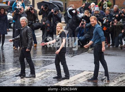 Prinz Harry, Herzog von Sussex, überquert in Begleitung von Jon Bon Jovi und Mitgliedern des Invictus Games Chors die legendäre Zebrakreuzung der Abbey Road in den Abbey Road Studios in London, wo am 28. Februar 2020 eine Single für die Invictus Games Foundation aufgenommen wurde Stockfoto