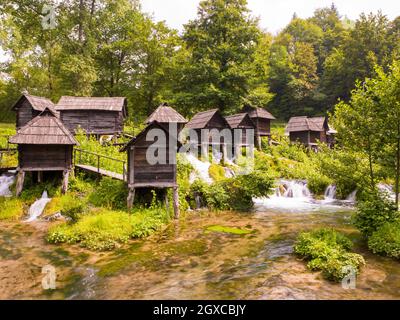 Schöne Natur alte hölzerne waterills von Jajce auf dem Fluss, Bosnien und Herzegowina Stockfoto