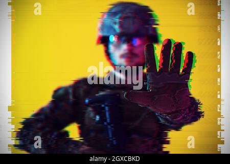 Modern Warfare amerikanischen Marines Soldat mit stoppschild oder keine Weitergabe mit offener Handfläche mit glitch Effekt design Stockfoto