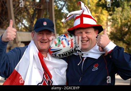 Englische Fans kommen am 20. Oktober 2007 zum Rugby-Weltcup-Finale zwischen England und Südafrika nach Paris. Stockfoto