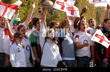 Englische Fans kommen am 20. Oktober 2007 zum Rugby-Weltcup-Finale zwischen England und Südafrika nach Paris. Stockfoto