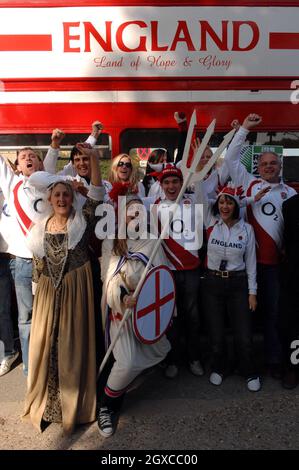 Englische Fans kommen am 20. Oktober 2007 zum Rugby-Weltcup-Finale zwischen England und Südafrika nach Paris. Stockfoto