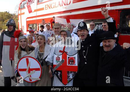 Englische Fans kommen am 20. Oktober 2007 zum Rugby-Weltcup-Finale zwischen England und Südafrika nach Paris. Stockfoto