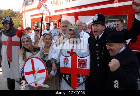 Englische Fans kommen am 20. Oktober 2007 zum Rugby-Weltcup-Finale zwischen England und Südafrika nach Paris. Stockfoto