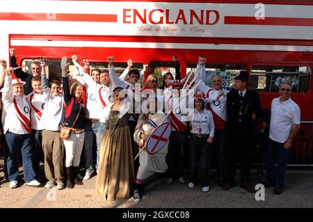 Englische Fans kommen am 20. Oktober 2007 zum Rugby-Weltcup-Finale zwischen England und Südafrika nach Paris. Stockfoto