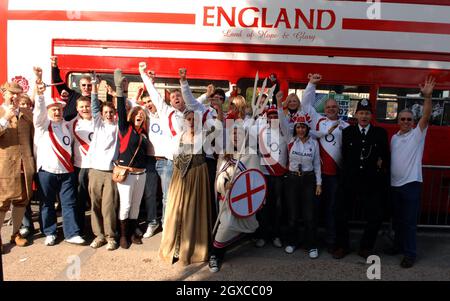 Englische Fans kommen am 20. Oktober 2007 zum Rugby-Weltcup-Finale zwischen England und Südafrika nach Paris. Stockfoto