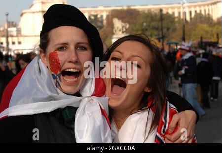 Englische Fans kommen am 20. Oktober 2007 zum Rugby-Weltcup-Finale zwischen England und Südafrika nach Paris. Stockfoto