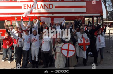 Englische Fans kommen am 20. Oktober 2007 zum Rugby-Weltcup-Finale zwischen England und Südafrika nach Paris. Stockfoto