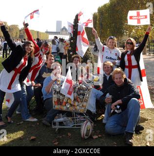 Englische Fans kommen am 20. Oktober 2007 zum Rugby-Weltcup-Finale zwischen England und Südafrika nach Paris. Stockfoto