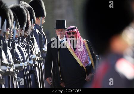 König Abdullah von Saudi-Arabien, gefolgt von Prinz Philip, Herzog von Edinburgh, inspiziert eine Ehrenwache während einer feierlichen Begrüßung bei der Horse Guards Parade in London. Stockfoto