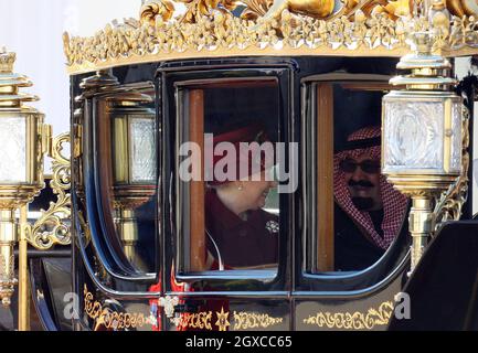 Königin Elizabeth II reist mit König Abdullah von Saudi-Arabien in einer Zufahrt in der State Carriage entlang der Mall in London. Stockfoto