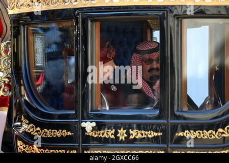 Königin Elizabeth II reist mit König Abdullah von Saudi-Arabien in einer Zufahrt in der State Carriage entlang der Mall in London. Stockfoto