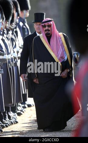 König Abdullah von Saudi-Arabien, gefolgt von Prinz Philip, Herzog von Edinburgh, inspiziert eine Ehrenwache während einer feierlichen Begrüßung bei der Horse Guards Parade in London. Stockfoto