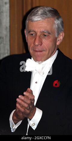 Justizminister Jack Straw wartet auf ein Treffen mit König Abdullah von Saudi-Arabien im Guildhall in London vor dem Staatsbankett. Stockfoto