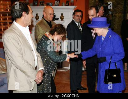 Queen Elizabeth II trifft die Schauspielerin Zoe Wanamaker und mit dem Schauspieler Robert Lindsay (links) am Set der Fernsehproduktion von „My Family“ in den Pinewood Studios in London. Stockfoto