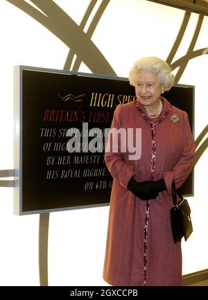 Queen Elizabeth ll enthüllt eine Gedenktafel zur offiziellen Eröffnung des St. Pancras International Station, der neuen Heimat von Eurostar, in London. Stockfoto