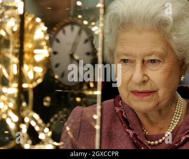 Königin Elizabeth ll sieht sich ein Geschenk einer Nachbildung der St. Pancras Station-Uhr an, als sie offiziell den St. Pancras International Station, die neue Heimat von Eurostar, in London eröffnet. Stockfoto