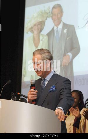 Prinz Charles, Prinz von Wales, hält eine Rede während eines Besuchs in der Jesus House Church in Brent Cross, London, um das Werk der Kirchen mit schwarzer Mehrheit zu feiern. Stockfoto