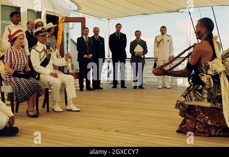Queen Elizabeth ll und der Herzog von Edinburgh werden von fidschianischen Folk- und traditionellen Tänzern an Bord der Royal Yacht Britannia unterhalten, wenn sie in Fidschi ankommen. Stockfoto
