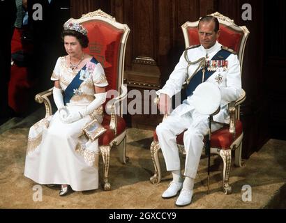 Königin Elizabeth II. Und Prinz Philip, Herzog von Edinburgh, besuchen die State Opening of Parliament in Neuseeland 1977 während ihrer Silver Jubilee Tour. Stockfoto