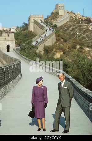 ** Volldatum nicht verfügbar** Königin Elizabeth II. Und Prinz Philip, Herzog von Edinburgh an der Chinesischen Mauer am Bedaling Pass, 50 Meilen nordwestlich von Peking, am dritten Tag ihres Staatsbesuchs im Jahr 1986. Stockfoto