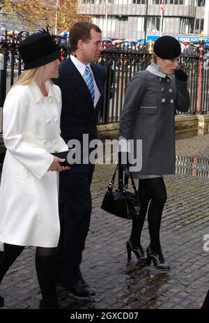 Peter Phillips, Verlobter Autumn Kelly und Schwester Zara kommen zu einem Festakt anlässlich des Diamanthochzeit-Jubiläums von Königin Elizabeth II. Und Prinz Philip, Herzog von Edinburgh, in der Westminster Abbey in London. Stockfoto