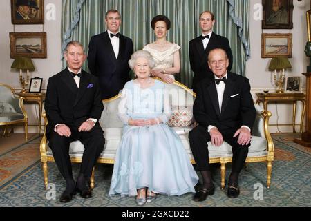 Königin Elizabeth II. Und Prinz Philip, Herzog von Edinburgh, werden im Clarence House von ihren Kindern, Prinz Charles, Prinz von Wales (links), Prinz Andrew, Herzog von York, Prinzessin Anne, Prinzessin Royal und Prinz Edward, Earl of Wessex bei einem Abendessen, das vom Prince of Wales und der Herzogin von Cornwall zum bevorstehenden Diamond Wedding Anniversary of the Queen and the Duke veranstaltet wird. Stockfoto