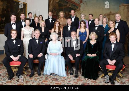 Königin Elizabeth II. Und Prinz Philip, Herzog von Edinburgh, werden im Clarence House von Mitgliedern der königlichen Familie bei einem Abendessen begleitet, das vom Prinz von Wales und der Herzogin von Cornwall zum bevorstehenden Jahrestag der Diamanthochzeit von Königin Elizabeth II. Und Prinz Philip veranstaltet wird, Duke of Edinburgh. Stockfoto