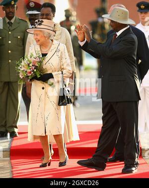 Königin Elizabeth II wird bei ihrer Ankunft im State House, Entebbe in Uganda, von Präsident Yoweri Museveni begrüßt. Die Königin wird am Freitag das Treffen der Regierungschefs des Commonwealth eröffnen. CHOGM wird von über 5000 Delegierten, dem Prince of Wales und der Herzogin von Cornwall sowie dem britischen Premierminister Gordon Brown besucht. Stockfoto